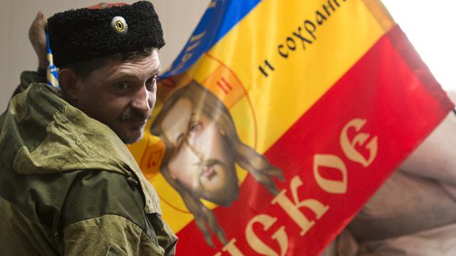 Un cosaque autoproclamé de la région de Stakhanov dans l'est de l'Ukraine, avec le drapeau cosaque. [John MacDougall]