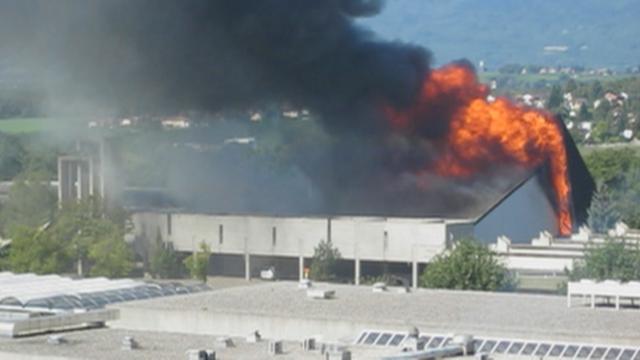 Les flammes, impressionnantes, ont généré une fumée noire visible bien au-delà du Lignon, un quartier genevois situé sur la commune de Vernier. [Carlos Jimeno]