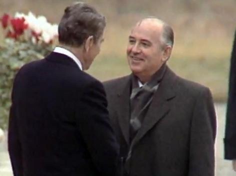 Ronald Reagan et Mikhaïl Gorbatchev à Genève en 1986.