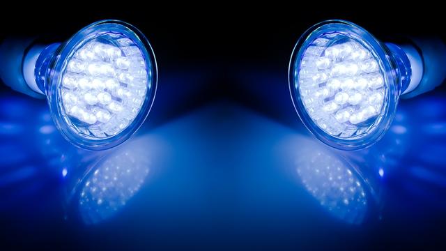 Ces ampoules basse consommation diffusent une lumière bleue qui n’est pas sans risque pour notre rétine. [Fotolia - © Pupkis]
