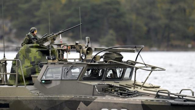 Un navire militaire suédois patrouillant samedi dans l'archipel de Stockholm. [EPA/Pontus Lundahl]