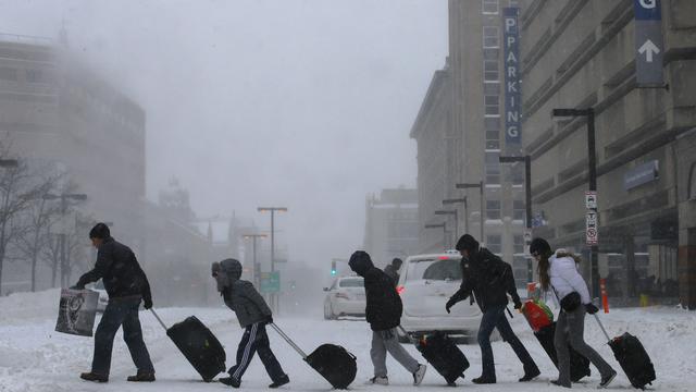 Traverser la route devient une dure épreuve, comme ici à Boston, dans le Massachusetts. [REUTERS - Brian Snyder]