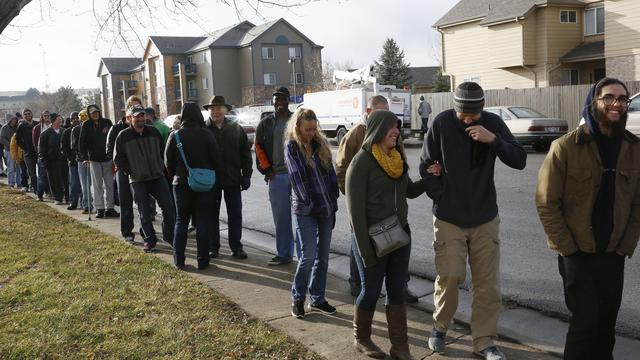 Il y avait queue mercredi devant les échoppes vendant, pour la première fois, du cannabis au Colorado. [Rick Wilking]