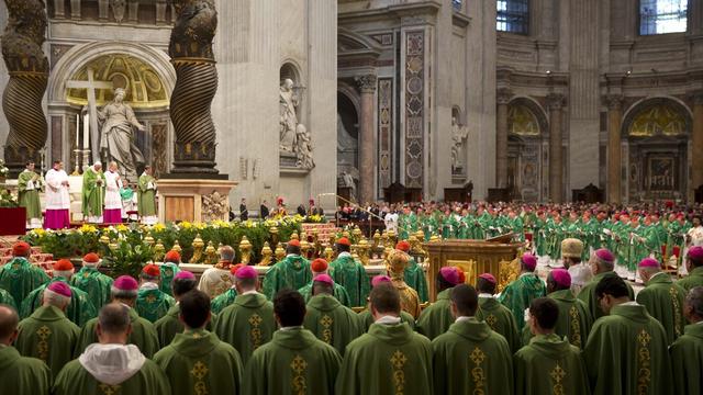 Messe d'ouverture du synode sur la famille, ce dimanche 5 octobre 2014, dans la basilique Saint-Pierre au Vatican. [AP Photo/Alessandra Tarantino]