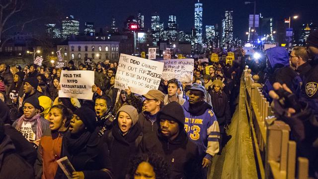 Des milliers de personnes protestaient à New York dans la nuit de jeudi à vendredi [Elizabeth Shafiroff]