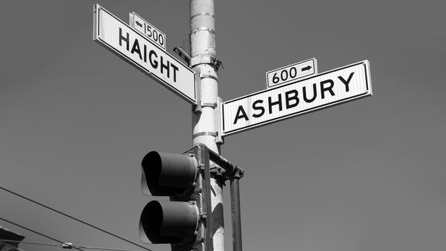 Le mouvement hippie, né aux croisements de Ashbury Street et Haight Street, couvre des nombreuses faces obscures. [Fotolia - Lunamarina]