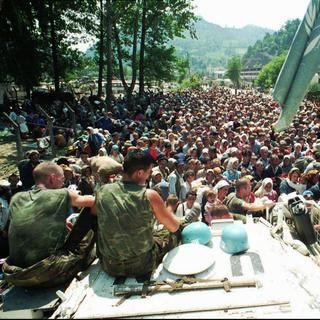 Des soldats néerlandais de la force onusienne face à des réfugiés de Srebrenica en 1995. [AP Photo]