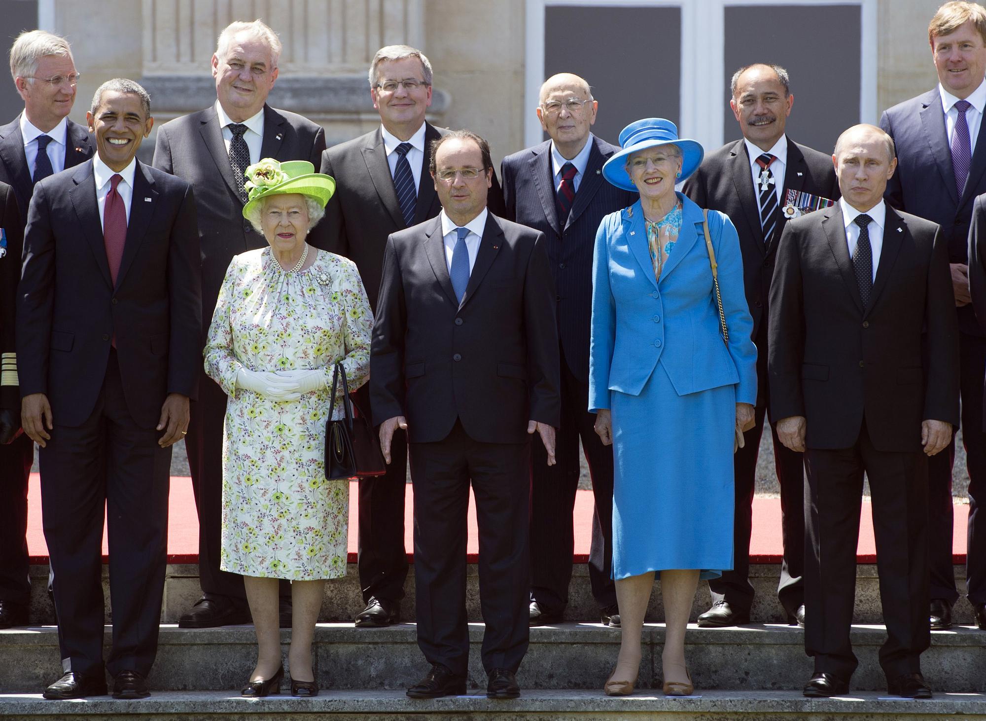 Les chefs d'Etat accueillis par François Hollande au château de Bénouville pour les commémorations du Débarquement (de gauche à droite, premier rang: Barack Obama, la reine Elizabeth II d'Angleterre, François Hollande, la reine Margrethe du Danemark et Vladimir Poutine). [AFP - Saul LOEB]