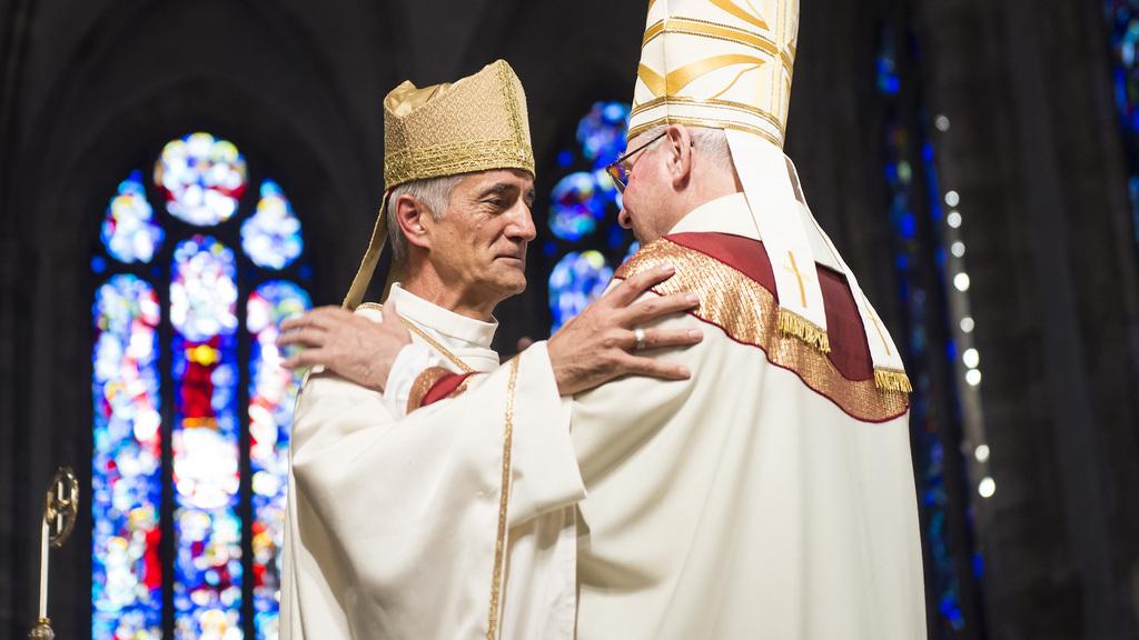 Le nouvel évêque de Sion Jean-Marie Lovey (gauche) avec son prédécesseur Norbert Brunner, ce dimanche. [Jean-Christophe Bott]