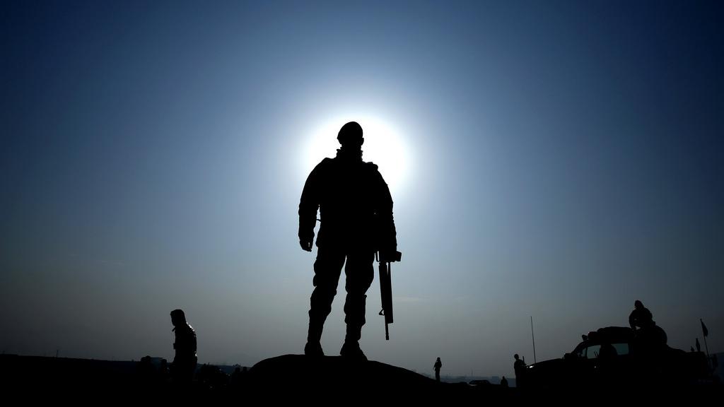 Jeudi 18 décembre: soldat afghan sur les lieux d'un attentat-suicide à Kaboul. [Massoud Hossaini]