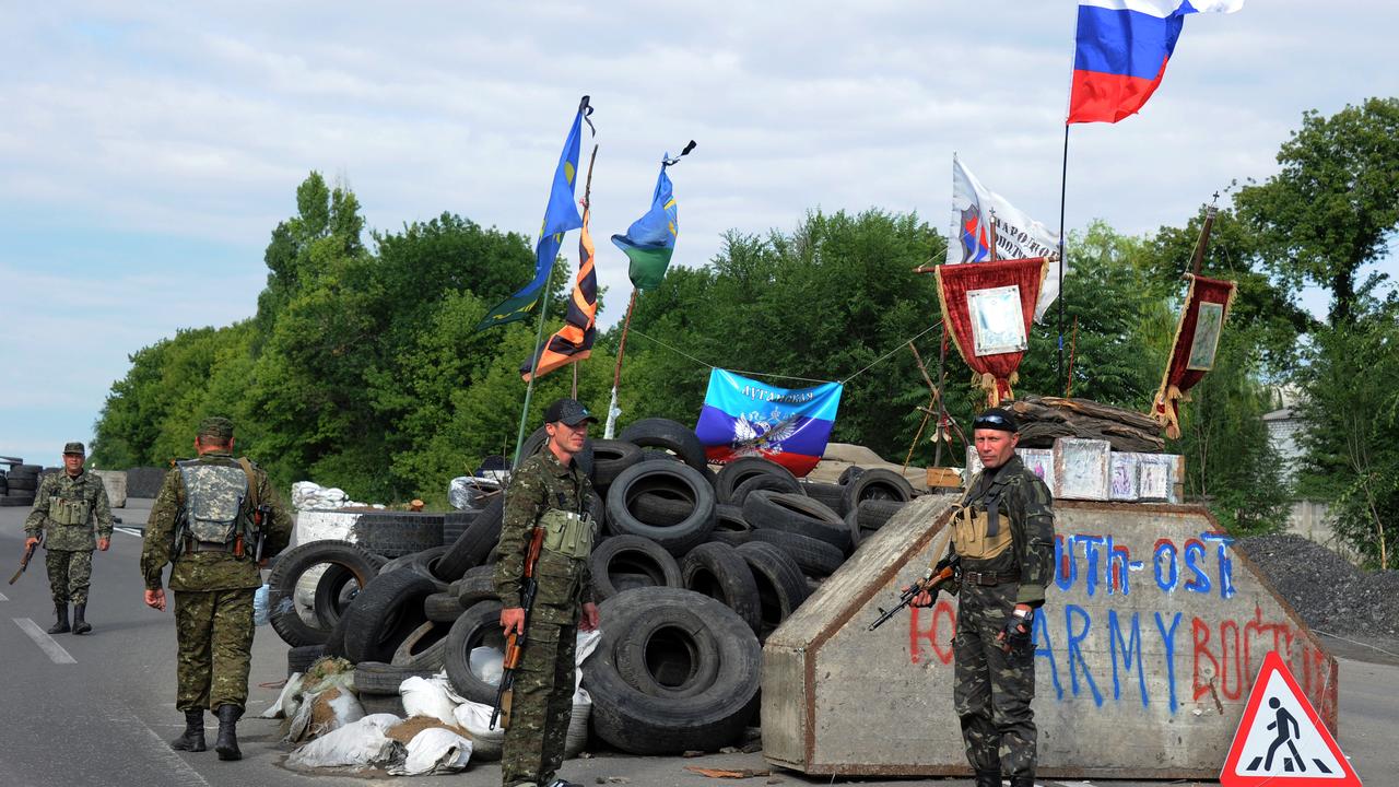 Des pro-Russes gardent un checkpoint sur la route entre Lougansk et Donetsk. Les enlèvements sont légion dans la région, selon Amnesty International. [AFP - Dominque Faget]