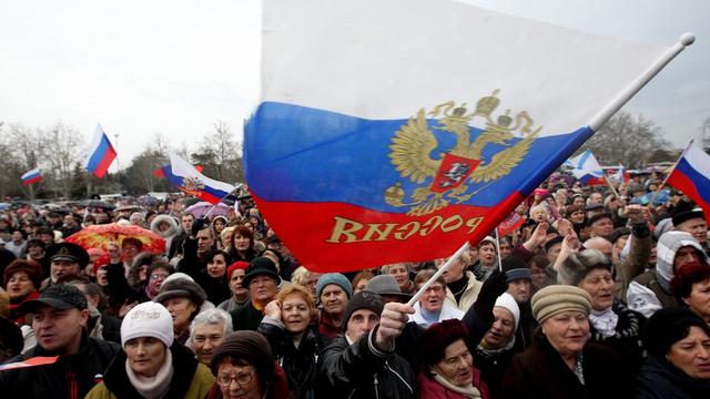 Quelques milliers de citoyens pro-russes ont manifesté ce samedi après-midi à Donetsk. [EPA/Keystone - Zurab Kurtsikidze]
