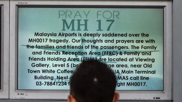 Une enseigne à l'aéroport de Kuala Lumpur: "Priez pour le vol MH17". [EPA/Ahmad Yusni]