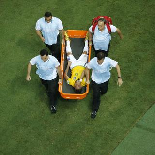 Le Brésilien Neymar au moment de son évacuation du terrain, après sa blessure au dos. [Fabrizio Bensch]