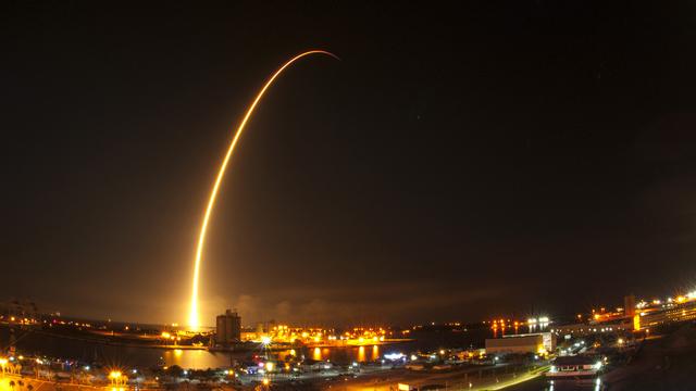 La fusée Falcon 9, qui transporte Dragon, a décollé de Cap Canaveral, en Floride. [AP/Malcolm Denemark/Florida Today]