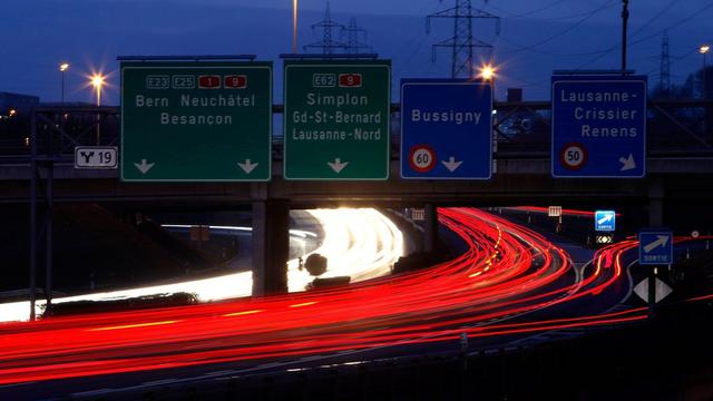 Près de 5 milliards en total sont destinés à l'élimination des goulets d'étranglement sur les routes suisses. [Jean-Christophe Bott]