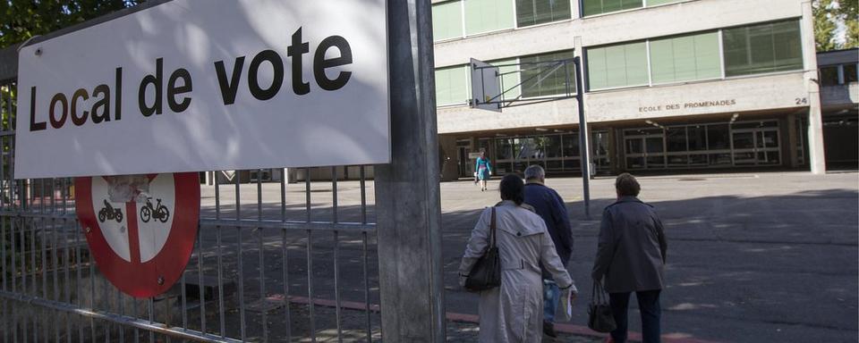 Un local de vote à Genève. [Keystone - Salvatore Di Nolfi]