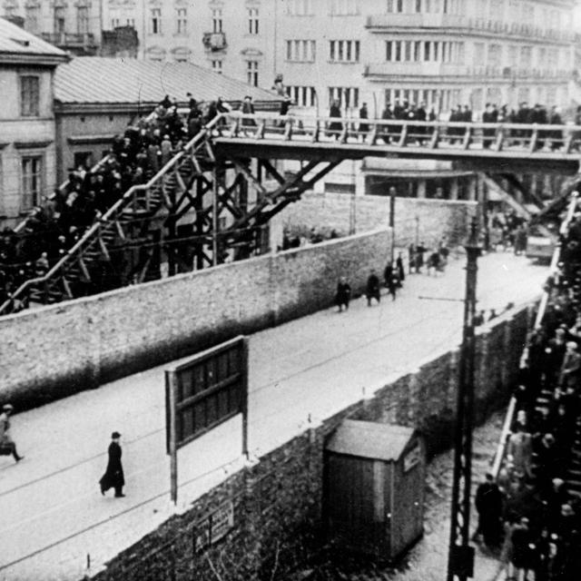 Passerelle reliant le "petit ghetto" au "grand ghetto", au-dessus de la rue Chlodna, réservée aux Aryens. Varsovie, 1941-1942. [Roger-Viollet / AFP]