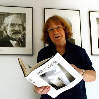 La photographe franco-suisse Sabine Weiss pose lors d'une exposition qui lui est consacrée à Lille en 2002. [Keystone - Philippe Huguen]