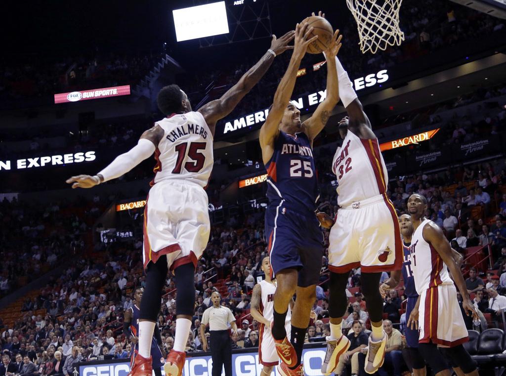 Sefolosha tente de se frayer un chemin dans la défense de Miami. [KEYSTONE - LYNNE SLADKY]