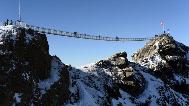 Le pont est surplombe 1800 mètres de vide entre Glacier 3000 et Scex Rouge.