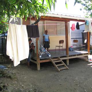 Savena Saint Vistal dans sa nouvelle maison construite grâce à la Croix-Rouge suisse. [bonheur.ch]