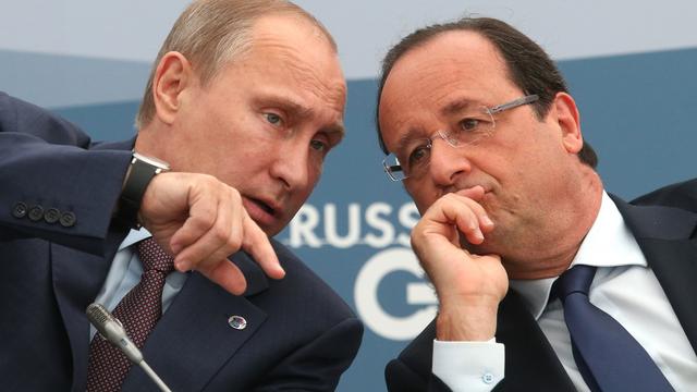 Discussion entre Vladimir Poutine et François Hollande lors d'une réunion du G20, le 6 septembre 2013, à Saint-Pétersbourg, en Russie. [Tatyana Zenkovich]