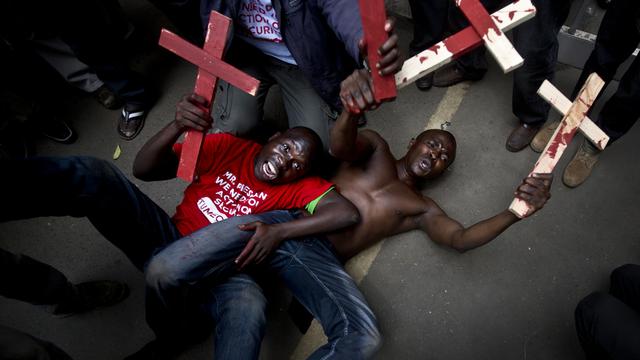 Des manifestants couchés, portant des croix peintes en rouges pour symboliser le sang de 28 non- musulmans tués à Mandera par des shebab en novembre 2014.