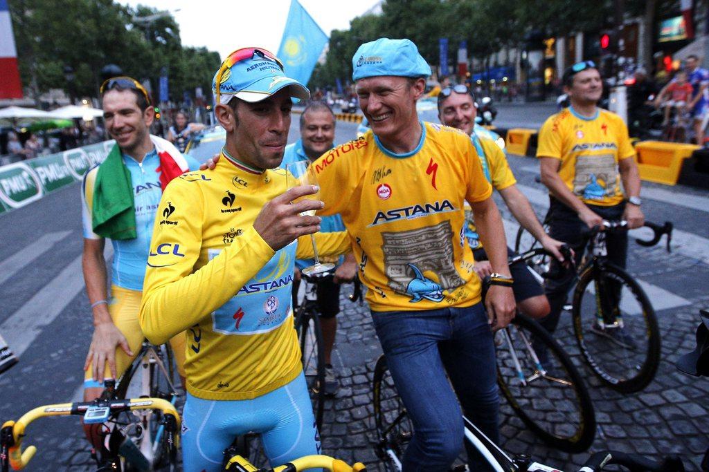 Alexandre Vinokourov (à droite) félicite Nibali. [KEYSTONE - Kim Ludbrook]