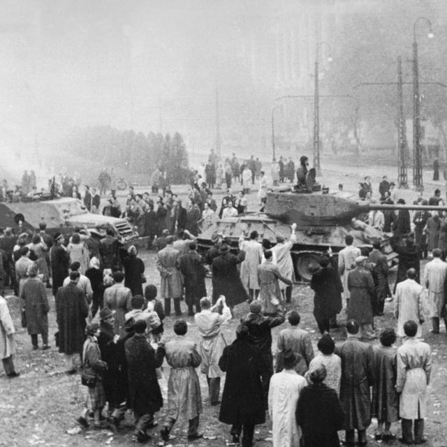 Un tank soviétique prend position à Budapest le 12 novembre 1956.