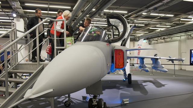 Un prototype de l'avion de combat suédois Gripen à la "muba" de Bâle en février. [Keystone - Giorgios Kefalas]