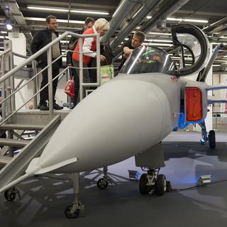 Un prototype de l'avion de combat suédois Gripen à la "muba" de Bâle en février. [Keystone - Giorgios Kefalas]