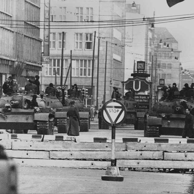 Une photo du 28 octobre 1961 qui montre des chars soviétiques dans le secteur de Checkpoint Charlie à Berlin. [EPA/DPA/Keystone - STR]