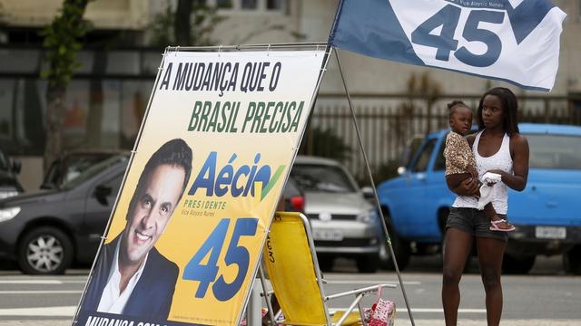 Une affiche de campagne d'Aecio Neves, photographiée à Rio le 25 octobre 2014.