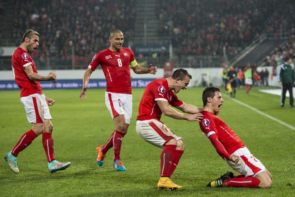 Fabian Schär et l'équipe de Suisse se sont replacés dans la course à l'Euro 2016. [KEYSTONE - Gian Ehrenzeller]