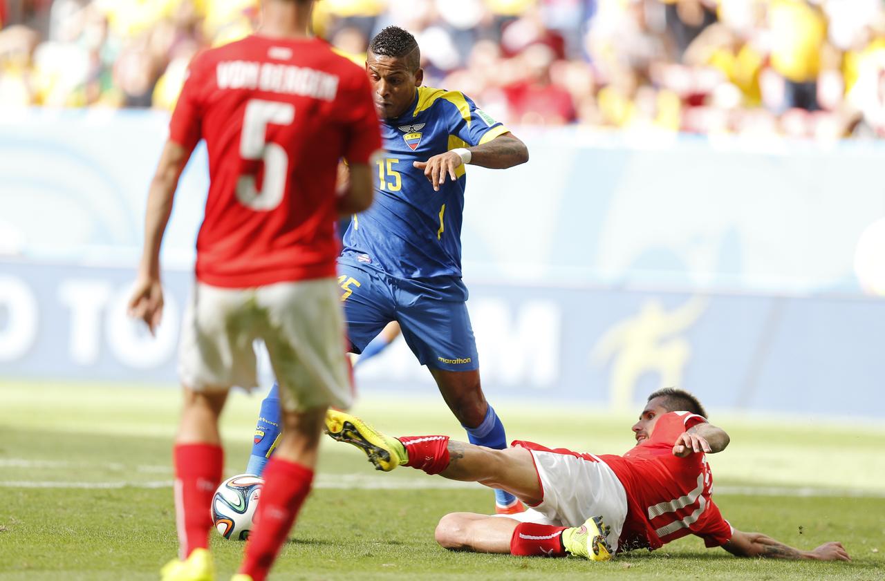 Valon Behrami a pris de gros risques en taclant dans les 16m contre l'Equateur en fin de partie. [REUTERS - Ueslei Marcelino]