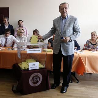 Recep Tayyip Erdogan et son épouse Emine au moment de voter en matinée. [EPA/Tolga Bozoglu]