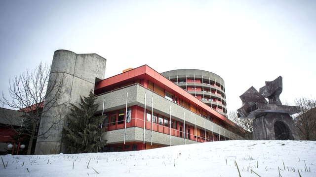 L'ambiance de travail à l'Hôpital du Valais est plombée par ces licenciements, selon la CEP. [Olivier Maire]