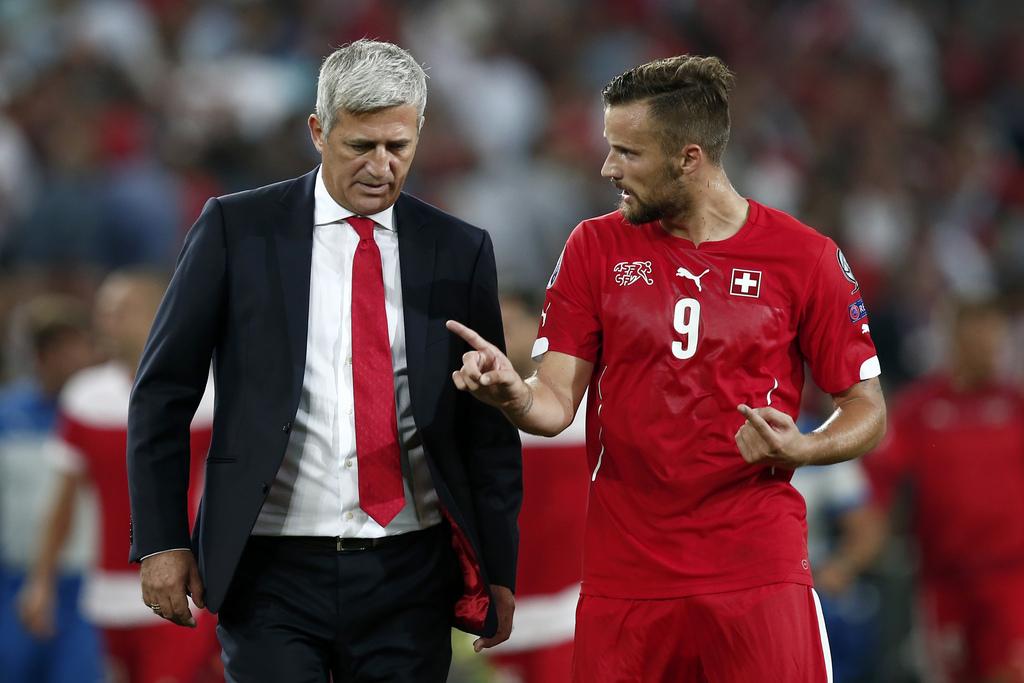 Vladimir Petkovic en pleine discussion avec Haris Seferovic. [KEYSTONE - Peter Klaunzer]