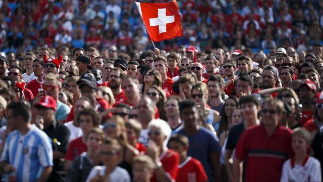 La Fan zone de Lausanne était noire de monde. [EPA/VALENTIN FLAURAUD]