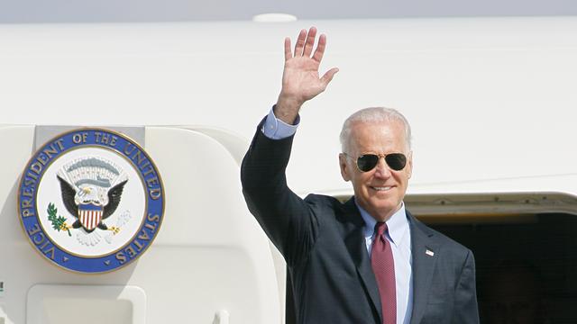 Le vice-président américain Joe Biden à son arrivée à Kiev ce lundi 21 avril. [Valntyn Ogirenko]