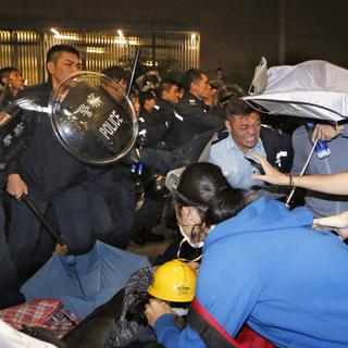 L’intervention des huissiers pour démonter les premières barricades a donné lieu à des scènes de violences cette nuit. [Kin Cheung - AP Photo]