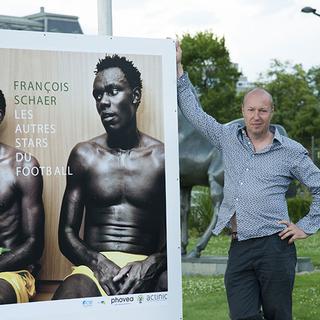 Le photographe François Shaer devant l'affiche de l'exposition "Les autres stars du football". [DR - François Shaer]