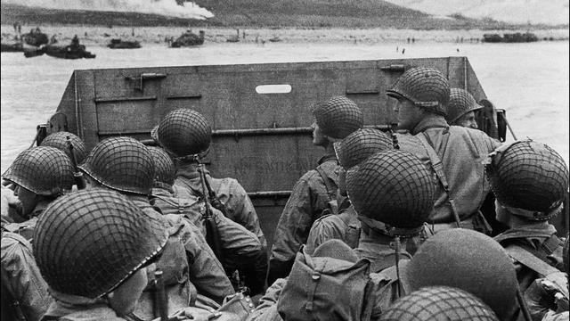 Des soldats américains à bord d'une barge sont sur le point de débarquer sur une plage, le 06 juin 1944. [STF - US ARMY]