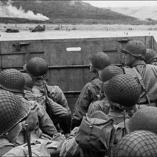 Des soldats américains à bord d'une barge sont sur le point de débarquer sur une plage, le 06 juin 1944. [STF - US ARMY]