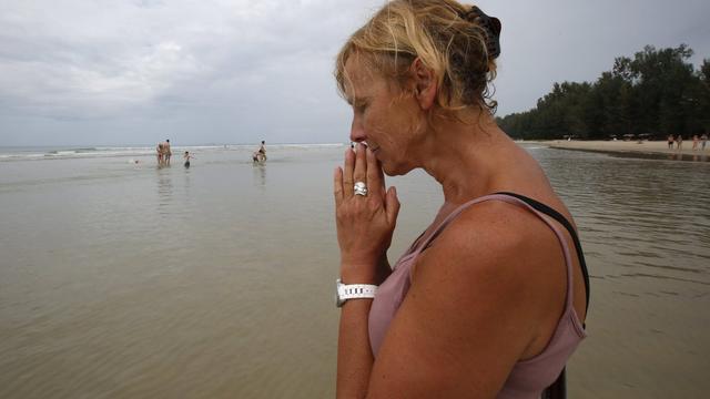 Cette touriste allemande est revenue sur les lieux où elle a été emportée par la vague géante il y a dix ans. [EPA - Barbara Walton]