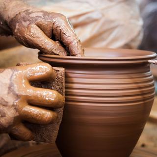 Réalisation d'une poterie. [Fotolia - frog-travel]