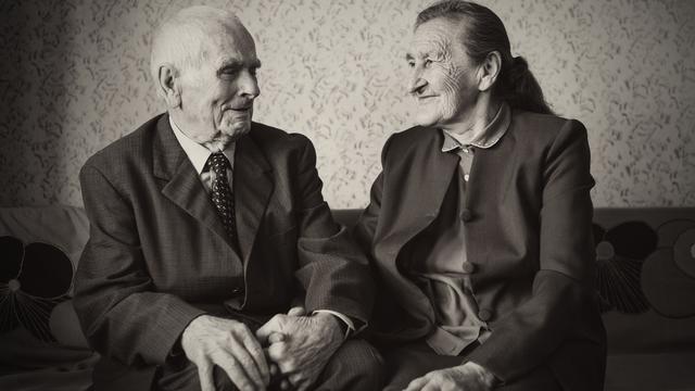 Couple de personnes âgées. [Andrea Obzerova]