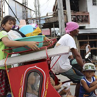 Des habitants se rendaient jeudi au centre d'évacuation de Tacloban. [Stringer]