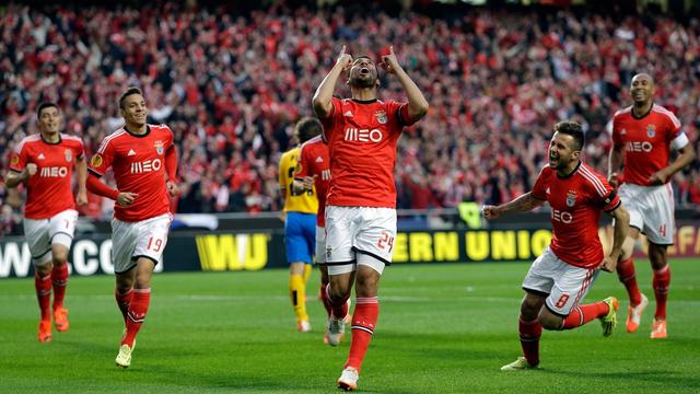 Garay ouvre le score sur corner pour les Portugais après 3 minutes de jeu seulement. [KEYSTONE - Armando Franca]